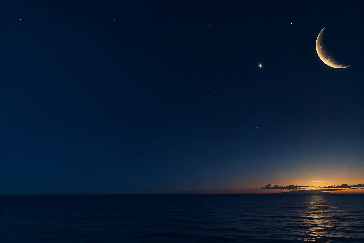 La Luna sobre un mar tranquilo al anochecer